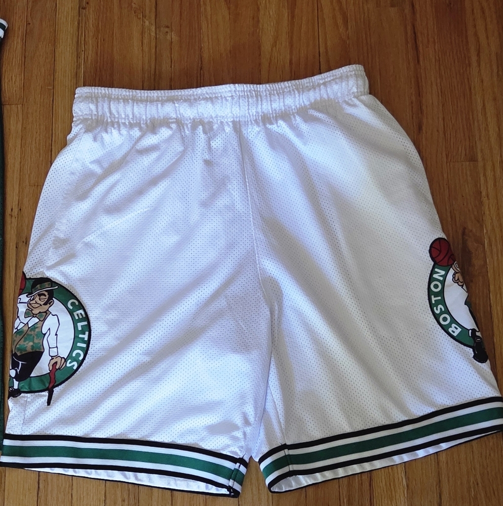 Boston Celtics Retro Basketball Shorts Mens Large $30.00